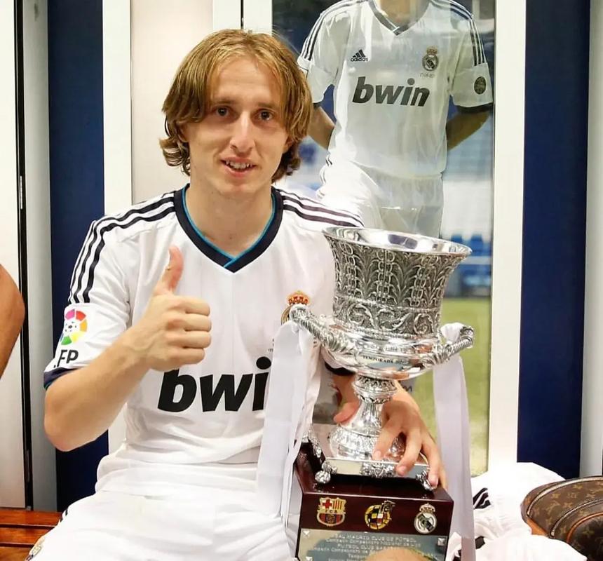 TNT为转播无声道歉的方式竟是遮挡半边屏幕，这操作着实有趣。 17分钟｜⚪️ 0-0 🔴 ｜ #曼联 来源：Stretford Paddock