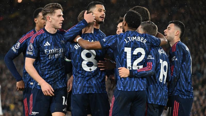 孙颖莎王楚钦赛前训练气氛轻松，大头仰头大笑，大笑引发全场欢笑